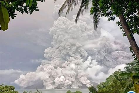 volcanic eruption in indonesia today